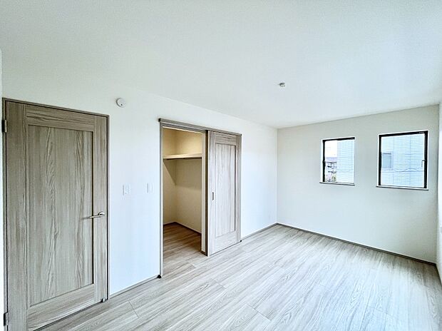 ~Bed Room~ 「今日も一日お疲れ様」とご夫婦でゆったりくつろげる寝室。 毎日の家事やお仕事に疲れた日はフカフカのベットで癒されてください。テレビや本棚をおいても快適な広さが自慢♪