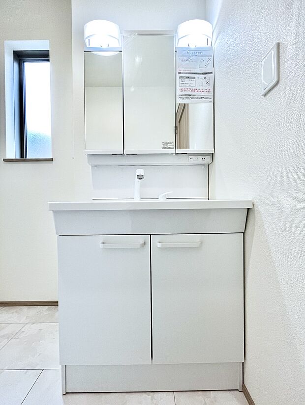 ~Dressing Room~ 清潔感溢れる色合いで統一されていると、スッキリと整った印象をうけます。 鏡の裏にはたっぷりと収納スペースを標準装備! 水廻りは、シンプルかつ機能性を重視して。