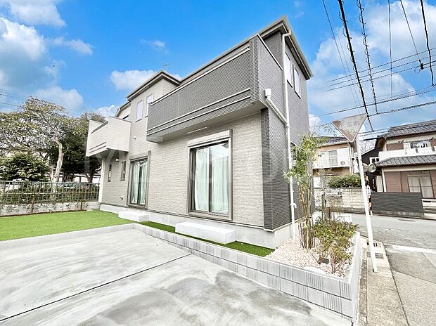 ~Exterior~ 閑静な住宅地で子育て家族にピッタリ。 毎日のお散歩も快適な緑に恵まれたエリアで、自然に包まれた穏やかな暮らしを実現するための、ゆとりある住環境が整っています。