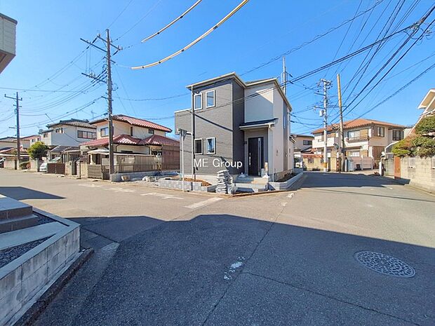 〜Exterior〜 前面道路：角地のため陽当り良好◎ 駐車の出し入れもらくらくです！ ご不明点・現地見学のご希望は、お気軽にお問い合わせください！一戸建てだからこそ実現可能な車庫2台◎