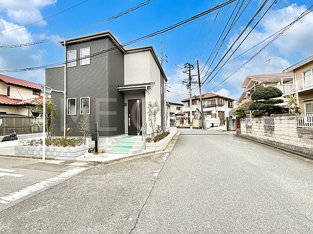 ~Exterior~ 前面道路:角地のため陽当り良好◎ 駐車の出し入れもらくらくです! ご不明点・現地見学のご希望は、お気軽にお問い合わせください!一戸建てだからこそ実現可能な車庫2台◎