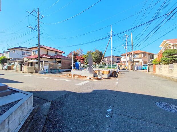 〜Exterior〜 前面道路：角地のため陽当り良好◎ 駐車の出し入れもらくらくです！ ご不明点・現地見学のご希望は、お気軽にお問い合わせください！一戸建てだからこそ実現可能な車庫2台◎