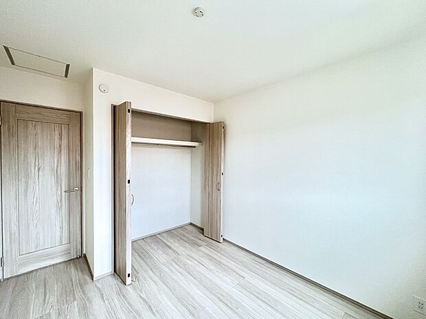 ~Bed Room~ 全居室には収納クローゼットを完備!普段使いのお洋服や小物はもちろん、季節物のお洋服などもしっかりと整理整頓おしまい頂けます。 居室空間を広く使用できますね。