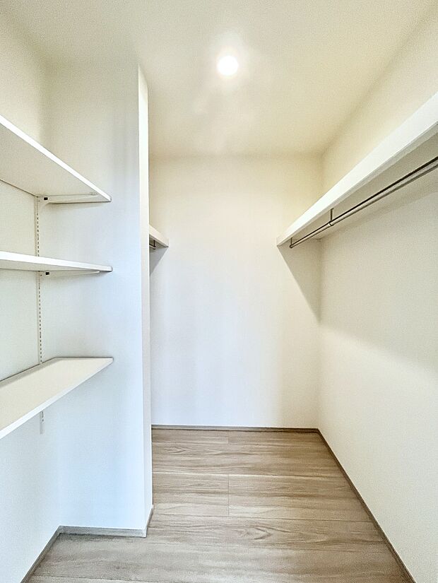 ~Walk-in Closet~ 必要なものやコーディネートを一覧して確認でき、身支度や準備が短時間で済むウォークインクローゼットを設置しました。家の中をすっきりとさせる便利な収納スペースです。