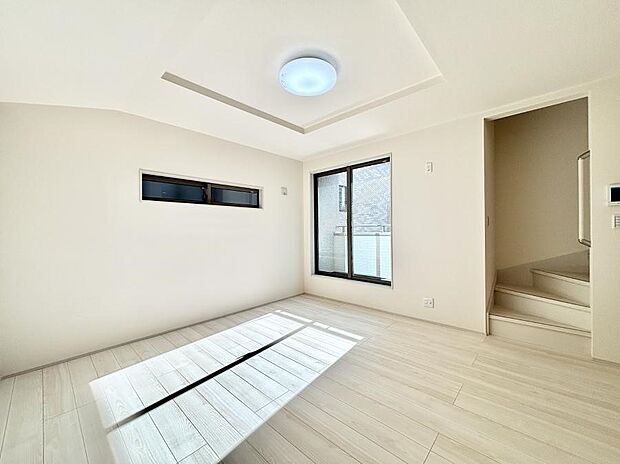 〜Living〜　飽きの来ないシンプルでおしゃれなLDK。大きな窓から日差しが差し込むので室内も明るく、家族の憩いの場としてピッタリです。開放感と日当たりの良さを是非ご覧ください！