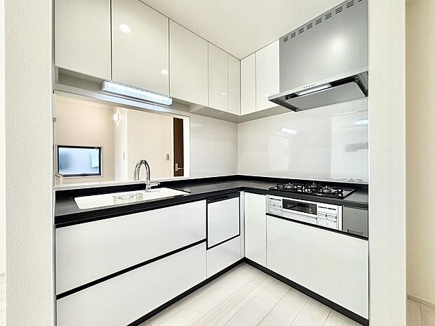 〜Kitchen〜　動線が短く、手早く作業できるＬ型キッチン。コーナーにスパイス類を置いてスッキリと♪ゆったりとしたキッチンコーナーは質感豊かな仕上がりとなっております。  