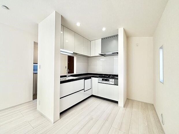 〜Kitchen〜　会話が弾むリビング、料理が愉しくなるキッチン。家は、ただ生活する場ではなく、暮らしを愉しく、快適にする場所。笑顔の毎日、安らぎの日々のために、最新の設備・仕様を採用。