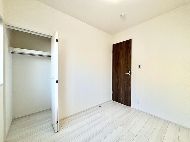 〜Bed Room〜　木の温もりがやさしいフローリングは安らぎをもたらすプライベート空間。明るめのフローリングですので、壁紙ともマッチし、お部屋を更に広く見せてくれる効果も。