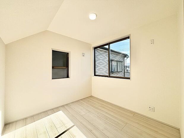 〜Bed Room〜　子供部屋はお子様にとって大変重な役割があります。子供一人で過ごす空間を与えることで、宿題や勉強時間も自然と増えまた自ら部屋の片付けや掃除なども促すことに繋がります。