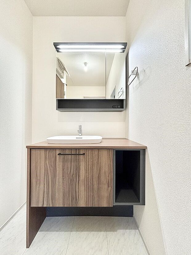 〜Dressing Room〜　十分な大きさの洗面台は収納もさる事ながら、身だしなみチェックや歯磨きなど、朝の慌ただしい時間でもホテルライクなスペースで余裕とゆとりを感じて頂けます。