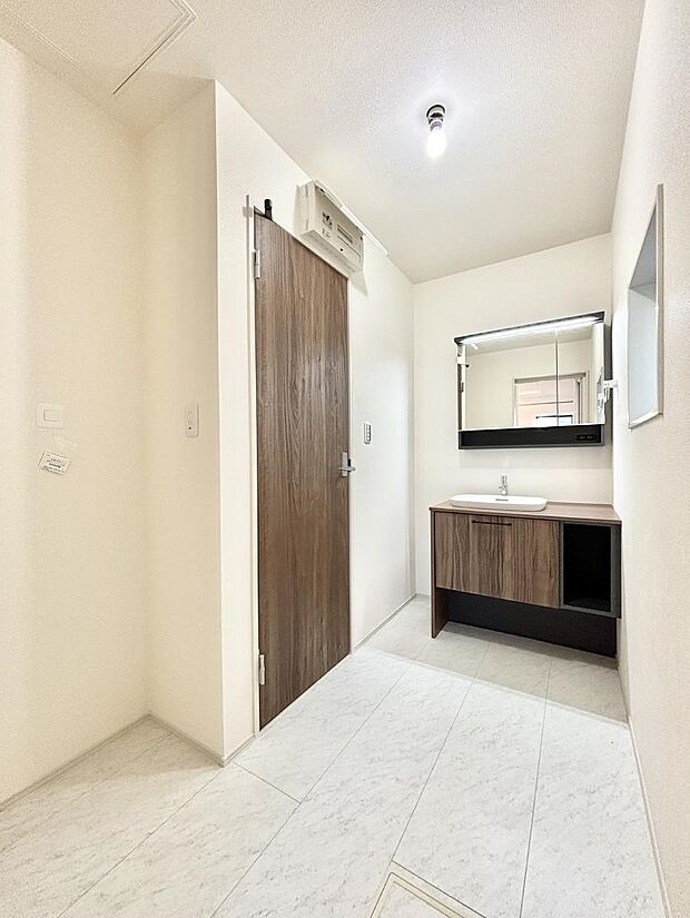 〜Dressing Room〜  清潔感溢れる色合いで統一されていると、スッキリと整った印象をうけます。鏡の裏にはたっぷりと収納スペースを標準装備！水廻りは、シンプルかつ機能性を重視して。