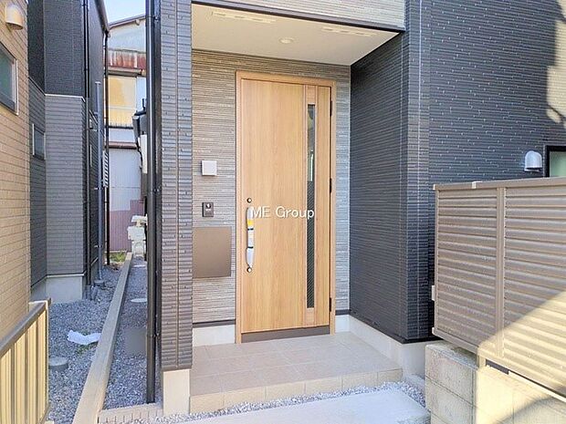 〜Entrance〜　玄関は、お客さんをお迎えする場であり、家族が出入りする場でもあるので「おうちの顔」とも呼ばれる重要な場所！すっきりと明るく、いつでもお客様をお出迎えできるような設計をしました！