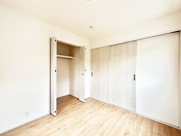 〜Bed Room〜　木の温もりがやさしいフローリングは安らぎをもたらすプライベート空間。明るめのフローリングですので、壁紙ともマッチし、お部屋を更に広く見せてくれる効果も。