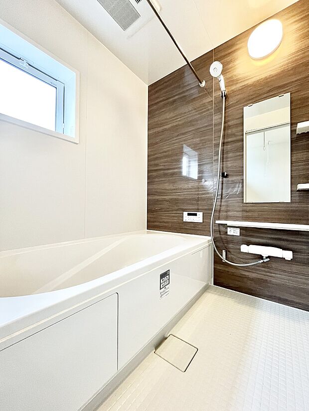 〜Bath Room〜　窓付きのバスルームは、採光もあり明るく気持ちの良い空間です。窓があることで、換気環境も良好。ゆったり寛げるバスルームで、毎日のバスタイムが楽しみになりそうです。