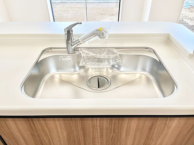 広々としたシンクでお料理やお皿洗いもラクラク快適に！
