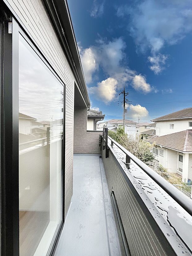〜Balcony〜　南向きのバルコニーの前には雲以外に太陽を遮るものがありません。お洗濯物も乾きやすく、何より明るく気持ちのいい光が入ってきます。家族全員分の洗濯物も一気に干せます。