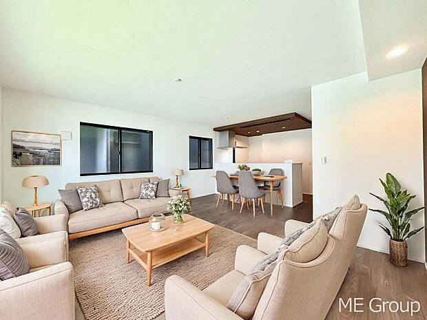 ご家族の賑やかな話し声で包まれる明るいリビング  ※家具はCGです