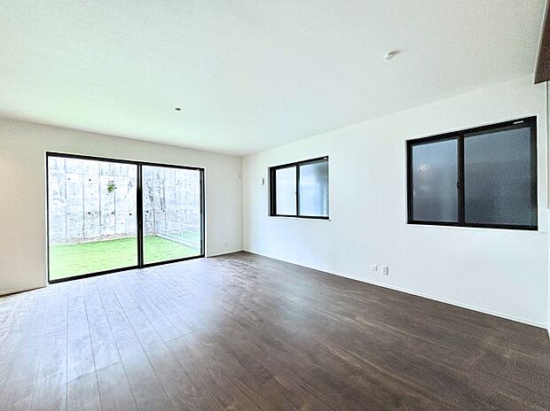 大きな窓からたっぷりの陽光と風を感じられるリビング