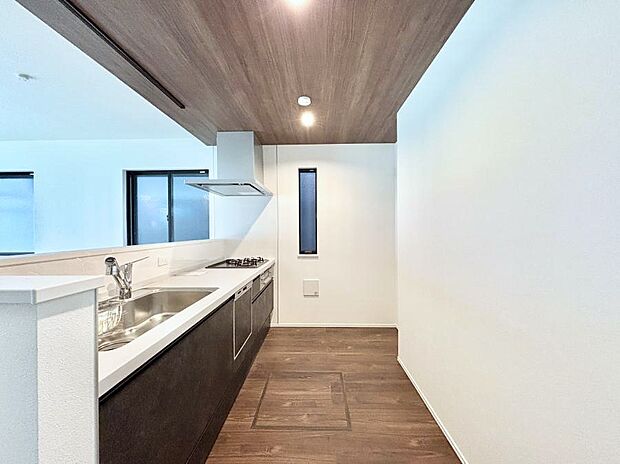 爽やかな風が通り抜けるキッチン。窓があるので明るく換気にも役立ちます。