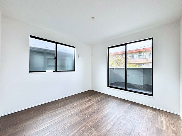 明るいバルコニーサイドに洋室を設置。目覚めの良い寝室に。 