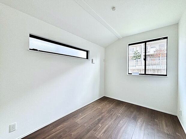 窓からのやさしい光が心地よいプライベートルーム