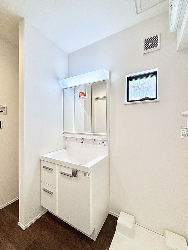 大きく見やすい三面鏡で清潔感ある洗面台は、身だしなみチェックや肌のお手入れにおすすめです。 