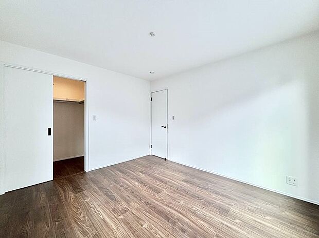 ウォークインクローゼットがあるお部屋！季節ごとの入れ替えも不要で便利です。 