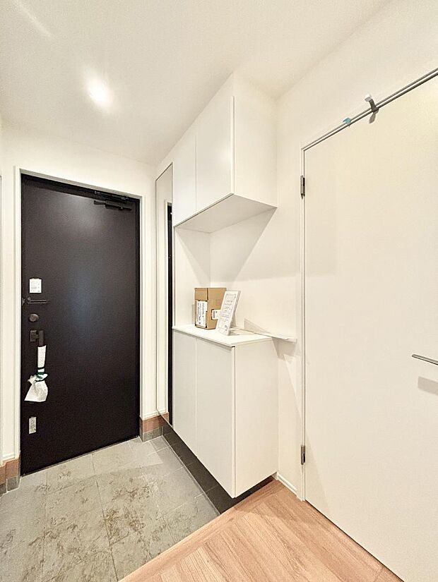 飾り棚を利用して、お越しいただくお客様をおもてなしできます。