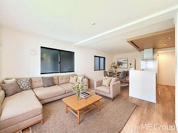 ご家族の賑やかな話し声で包まれる明るいリビング ※家具はCGです