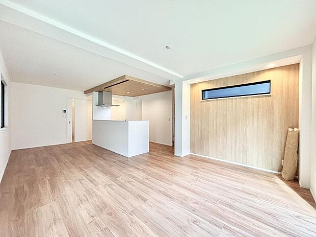 明るい陽光が注ぎ、寛ぎの雰囲気に満たされるリビング・ダイニング。