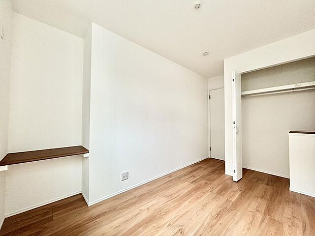 子供部屋にもおすすめな収納スペースたっぷりの居室。カウンター付き