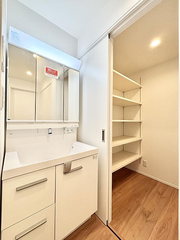 大きく見やすい三面鏡で清潔感ある洗面台は、身だしなみチェックや肌のお手入れにおすすめです。 