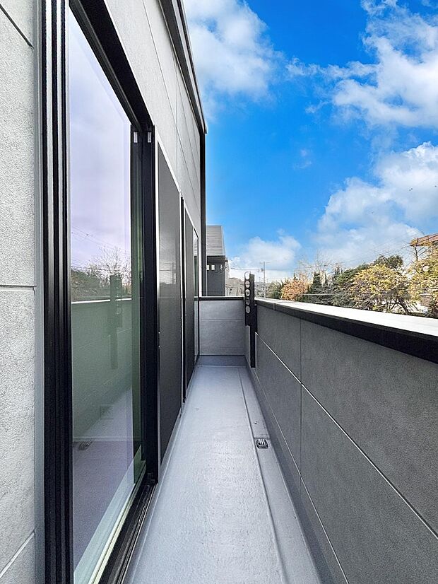 ゆったりバルコニーだから沢山お洗濯ものを干せます。