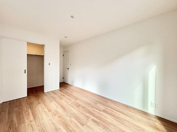 ウォークインクローゼットがあるお部屋!季節ごとの入れ替えも不要で便利です。