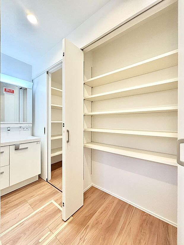 清潔感のある快適空間です。毎日の身支度も気持ち良くお使い頂けます。