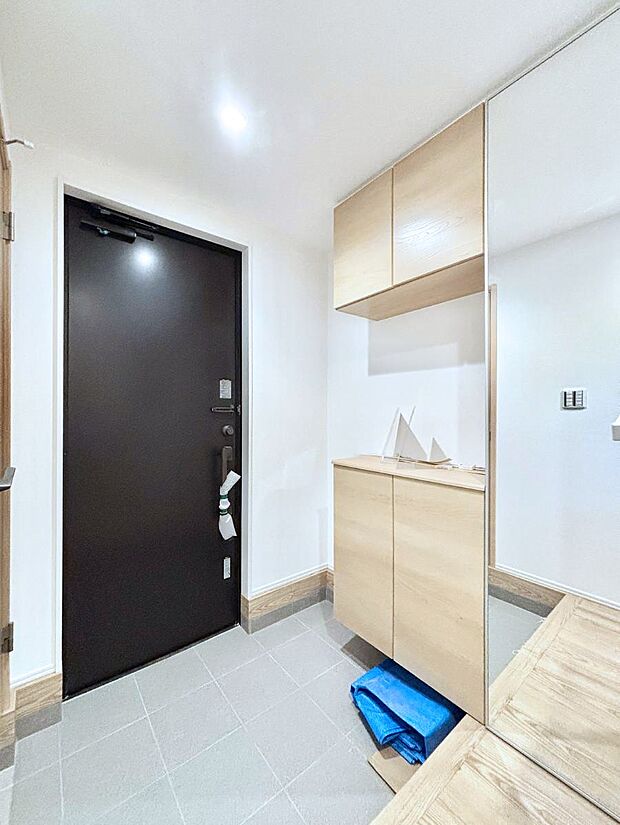 ◆1号棟◆〜Entrance〜 下駄箱ミラー付なので、お出かけ前の身だしなみチェックに◎玄関はお客様をお出迎えする一番最初の場所、帰ってくる時に入る最初の場所。そんな場所だからこそ、より良い空間に…♪