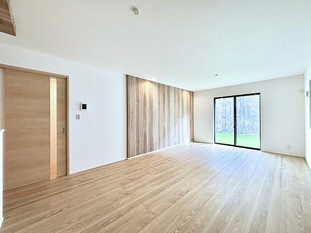 ◆1号棟◆〜Living〜 飽きの来ないシンプルでおしゃれなLDK。大きな窓から日差しが差し込むので室内も明るく、家族の憩いの場としてピッタリです。開放感と日当たりの良さを是非ご覧ください!