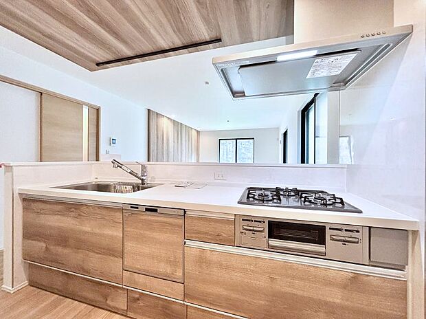 ◆1号棟◆〜Kitchen〜 会話が弾むリビング、料理が愉しくなるキッチン。家は、ただ生活する場ではなく、暮らしを愉しく、快適にする場所。笑顔の毎日、安らぎの日々のために、最新の設備・仕様を採用。