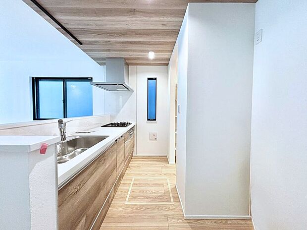 ◆1号棟◆~Kitchen~ 自然光が入る窓のあるキッチン☆毎日使う場所だからこそ、使い勝手を考慮しました。ゆったりとしたキッチンコーナーは質感豊かな仕上がりとなっております。