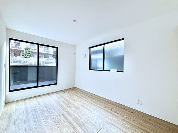◆1号棟◆~Bed Room~ 2面採光を確保した明るい室内は、風通しも良く、大変居心地の良い空間となっております。爽やかな風を感じて起きる朝は、快適生活の始まりに!日当たりや通風がとても良い住まい♪