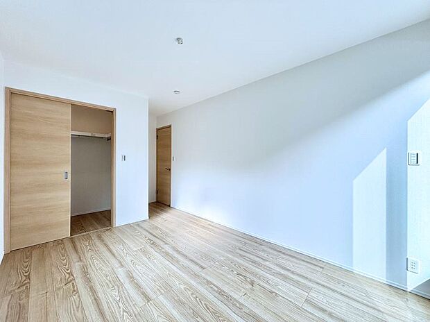 ◆1号棟◆〜Bed Room〜 木の温もりがやさしいフローリングは安らぎをもたらすプライベート空間。明るめのフローリングですので、壁紙ともマッチし、お部屋を更に広く見せてくれる効果も。