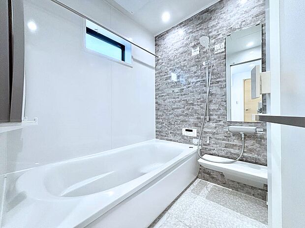 ◆1号棟◆〜Bath Room〜 窓付きのバスルームは、採光もあり明るく気持ちの良い空間です。窓があることで、換気環境も良好。ゆったり寛げるバスルームで、毎日のバスタイムが楽しみになりそうです。