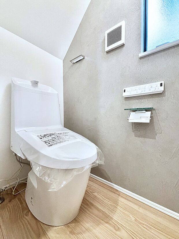 ◆1号棟◆〜Toilet〜 綺麗・スッキリ・快適なウォシュレット付トイレでくつろげる空間です。採光もあり明るく、快適空間となっております♪毎日使う場所だからこその配慮です!