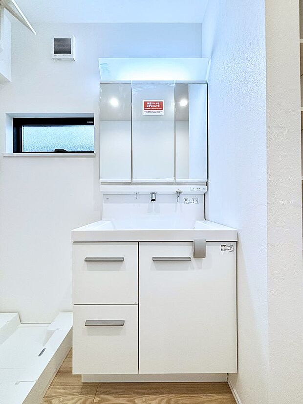 ◆1号棟◆〜Dressing Room〜 十分な大きさの洗面台は収納もさる事ながら、身だしなみチェックや歯磨きなど、朝の慌ただしい時間でもホテルライクなスペースで余裕とゆとりを感じて頂けます。