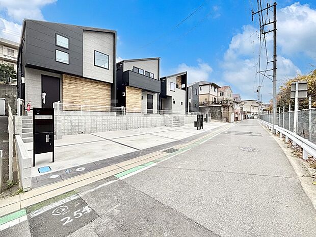 〜Exterior〜 前面道路は閑静な住宅地をはしる車通りの少ない道路。駐車の出し入れもらくらくです!ご不明点・現地見学のご希望は、お気軽にお問い合わせください!