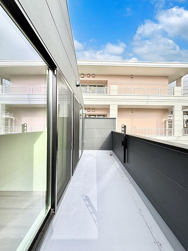 ◆1号棟◆〜Balcony〜 大きな空に囲まれた気持ちのいい家。バルコニーを覗くだけで圧倒的な開放感に包まれます。バルコニーは陽がさしこみお布団や洗濯物を気持ちよく干すことができます。