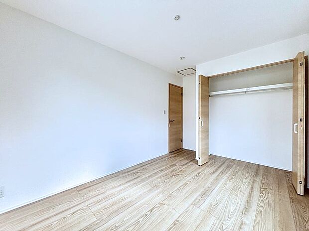 ◆1号棟◆〜Bed Room〜 全居室には収納クローゼットを完備!普段使いのお洋服や小物はもちろん、季節物のお洋服などもしっかりと整理整頓おしまい頂けます。 居室空間を広く使用できますね。