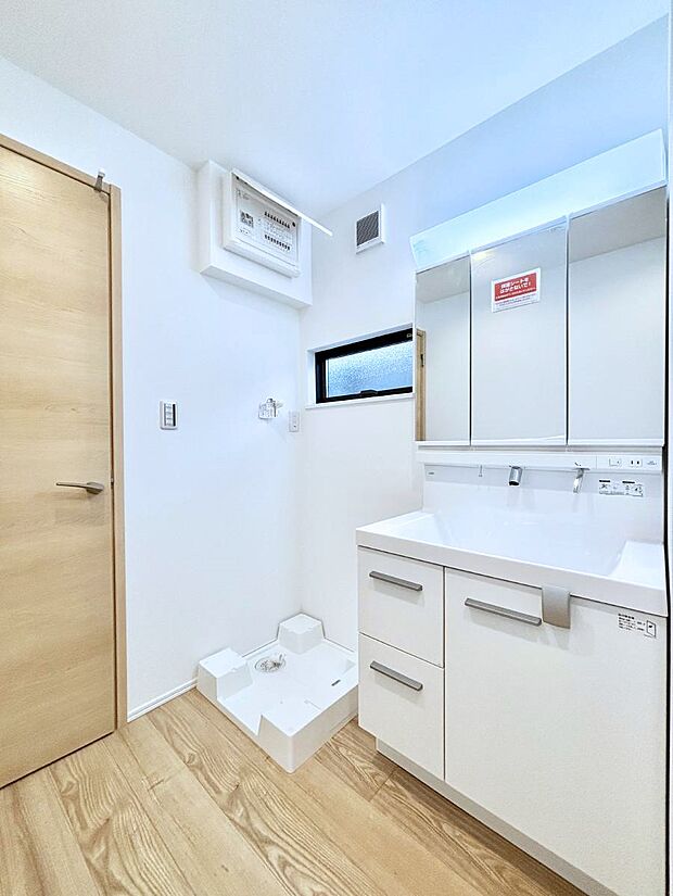 ◆1号棟◆~Dressing Room~ 暗くなりがちな洗面所も窓があると採光と換気が可能なので気持ちよくお使い頂けます。三面鏡タイプの洗面台は鏡裏収納で散らかりがちな洗面所もスッキリ♪