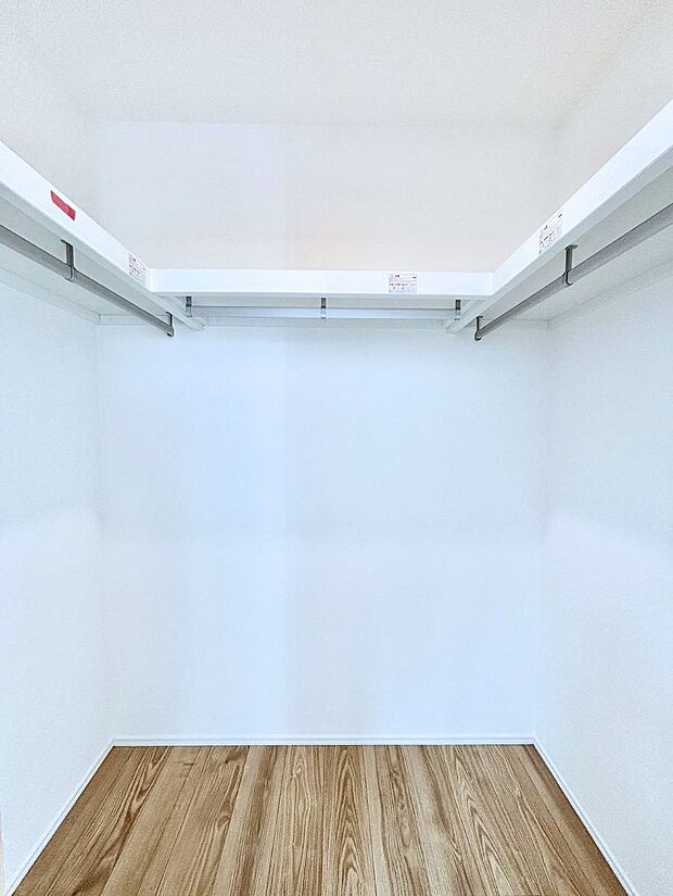 ◆1号棟◆〜Walk-in Closet〜 たくさんの洋服をかけてもシワになりにくいウォークインクローゼット。洋服以外にも、普段使わない家電やスーツケース、ストック品など何でも片付く嬉しい空間です。