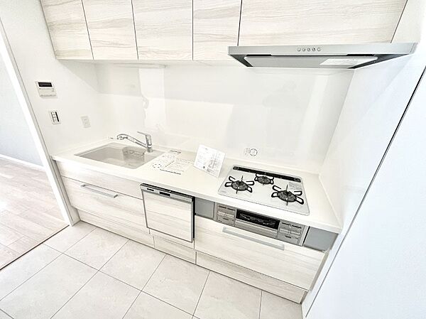 ～Kitchen～　毎日使う場所だからこそ、使い勝手を考慮しました。ゆったりとしたキッチンコーナーは質感豊かな仕上がりとなっております。広々としたスペースでストレスなくお料理をお楽しみいただけます♪